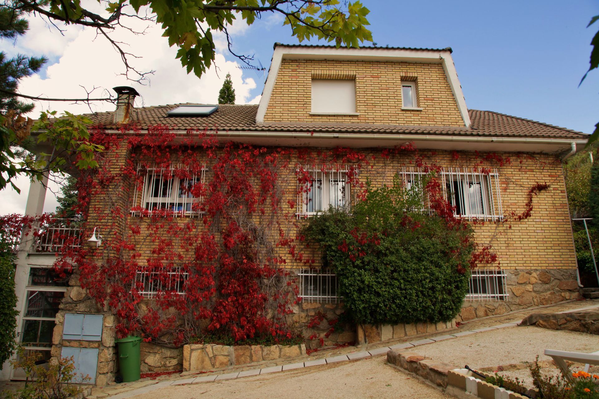 Vista exterior de Casa o xalet en venda en Robledo de Chavela amb Calefacció, Jardí privat i Terrassa