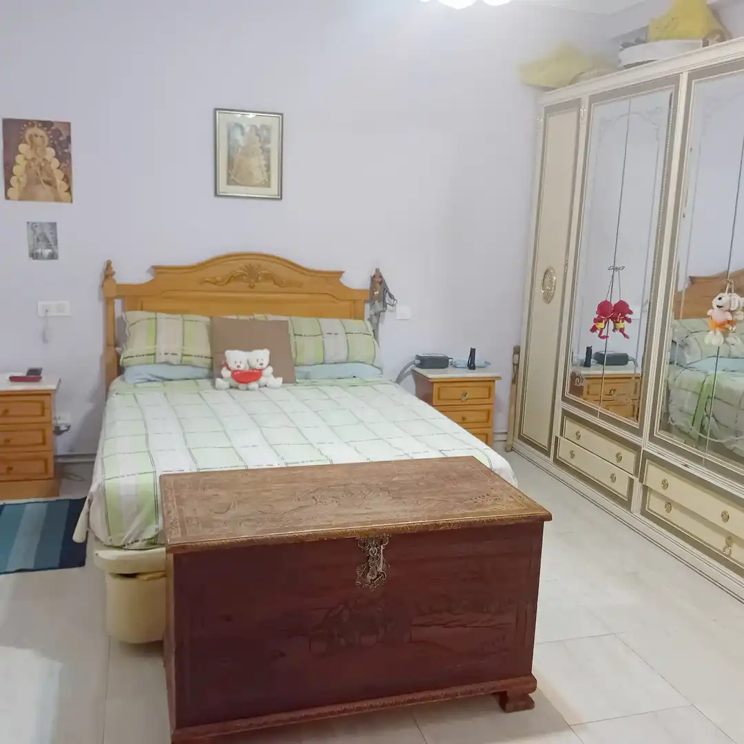 Dormitori de Casa adosada en venda en Aranjuez amb Jardí privat, Moblat i Alarma