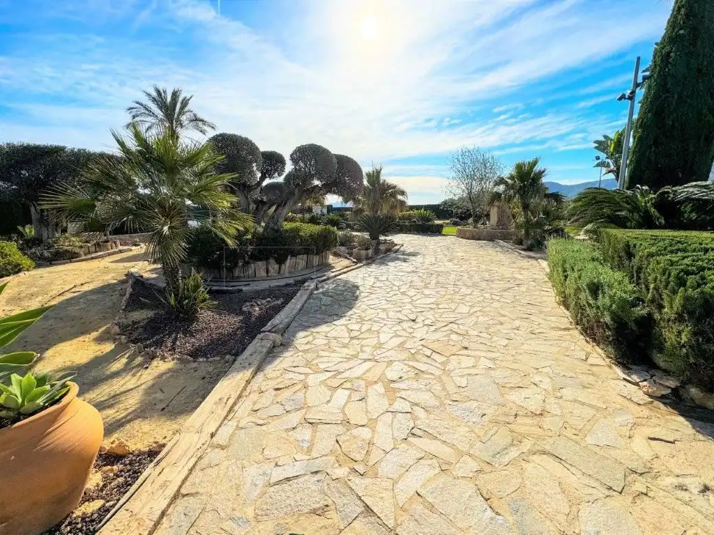Vista exterior de Casa o xalet en venda en Orihuela amb Aire condicionat, Jardí privat i Traster