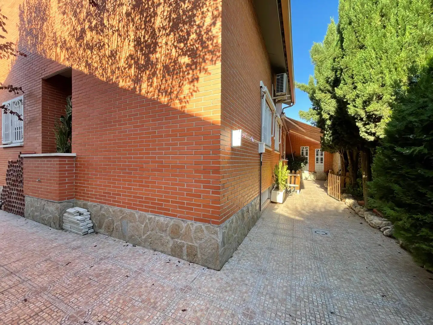 Vista exterior de Casa o chalet en venta en Rivas-Vaciamadrid con Aire acondicionado, Calefacción y Jardín privado