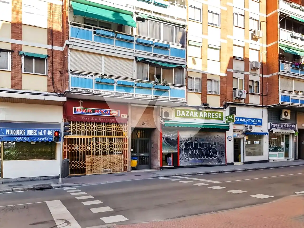 Vista exterior de Local en venda en Madrid amb Aire condicionat