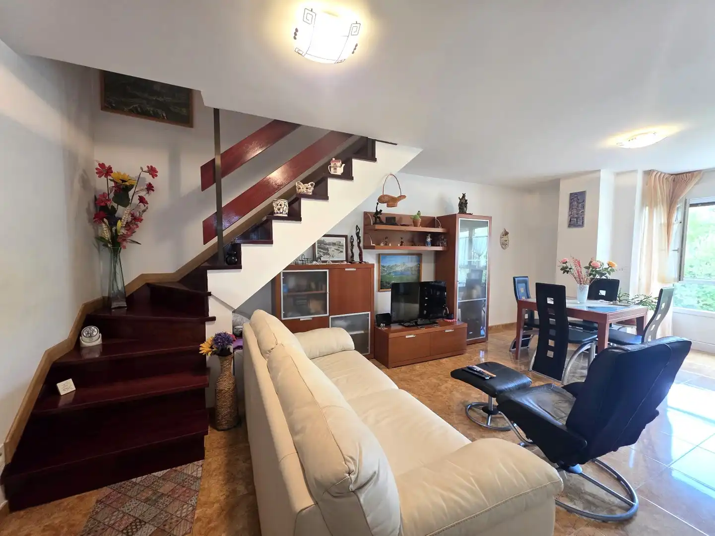 Wohnzimmer von Wohnung zur Miete in Nava mit Heizung