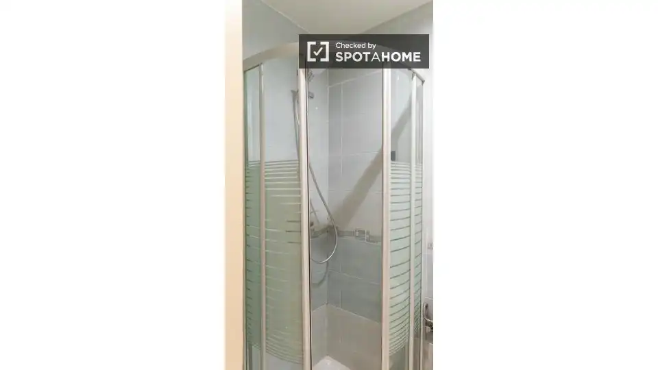 Bathroom of Flat for rent in Madrid  with Air Conditioner, Heating and Furnished