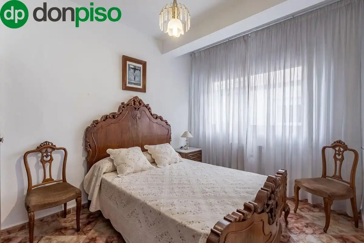 Bedroom of Flat for sale in Granada  with Air Conditioner, Heating and Terrace
