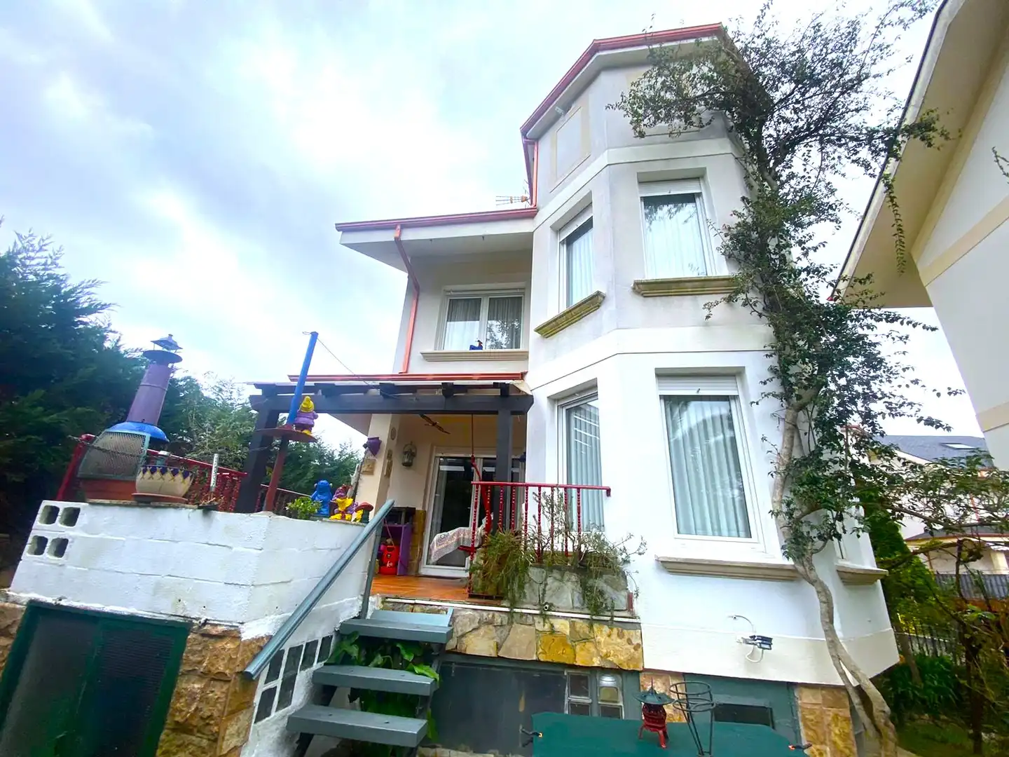 Vista exterior de Casa o chalet en venta en Castro-Urdiales con Calefacción, Jardín privado y Parquet