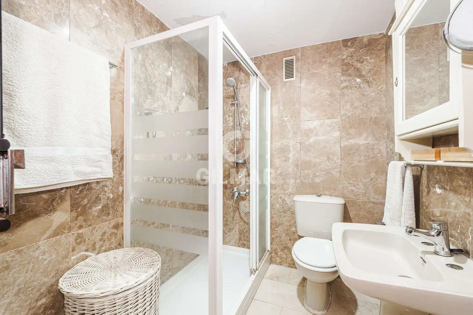 Badezimmer von Wohnung zum Verkauf in Sevilla mit Heizung, Privatgarten und Abstellraum