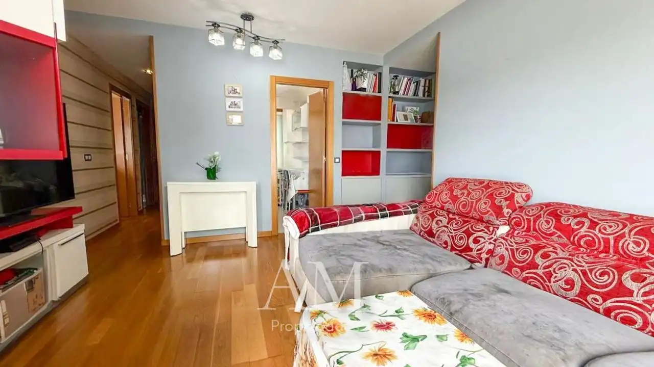 Sala d'estar de Pis en venda en Vigo  amb Calefacció, Traster i Moblat