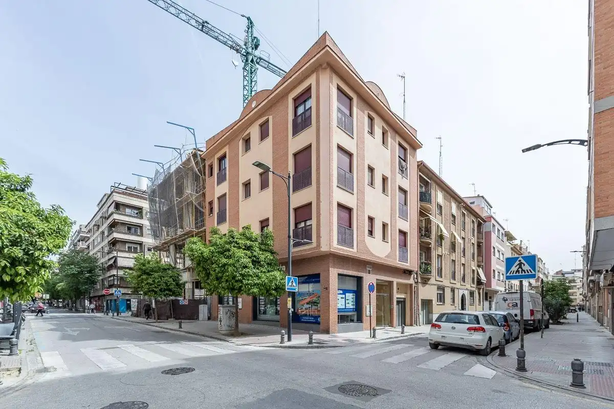 Aparcament amb ascensor en venda a Calle Azhuma 24