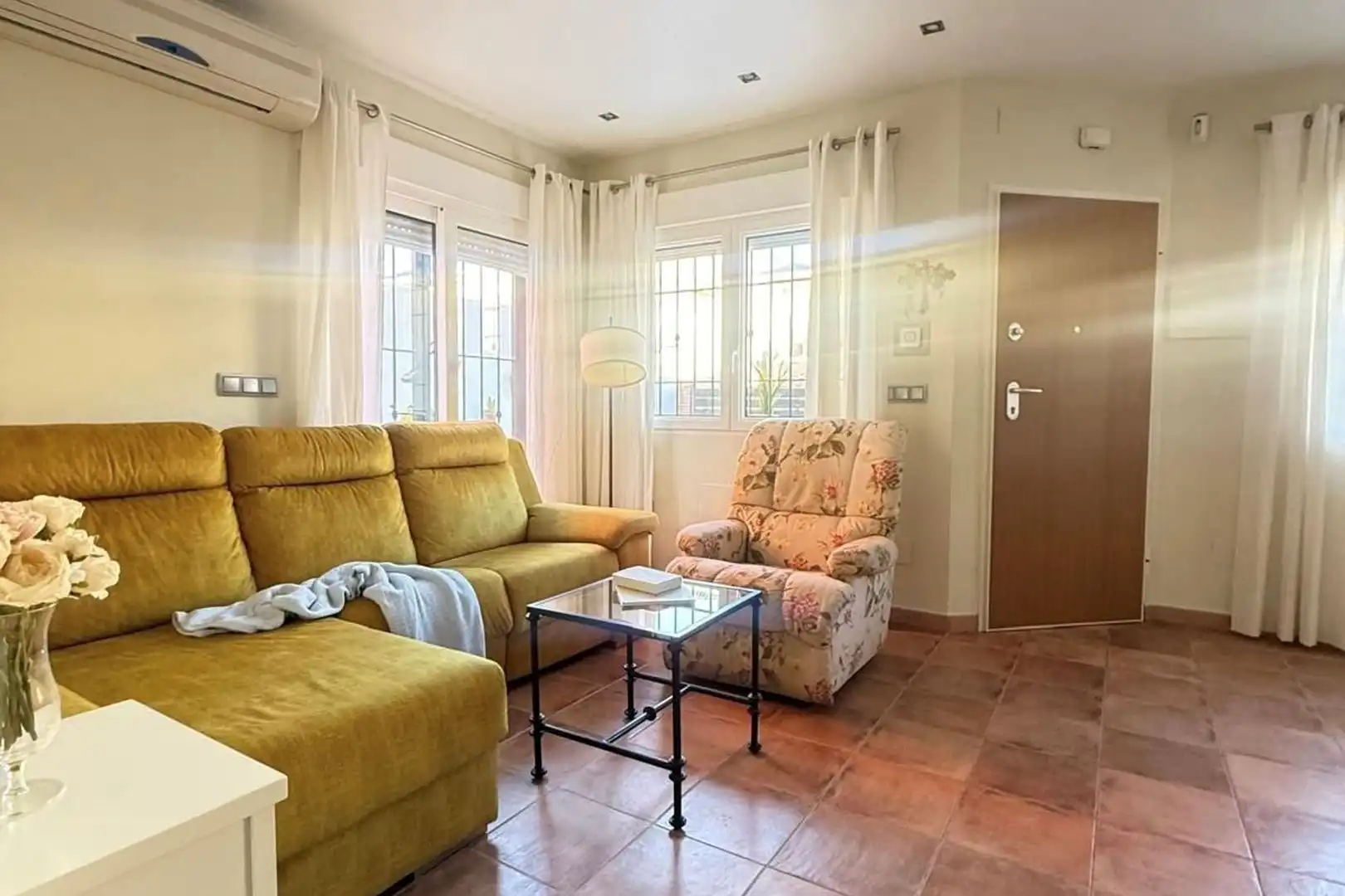 Sala d'estar de Casa adosada en venda en Pilar de la Horadada amb Balcó