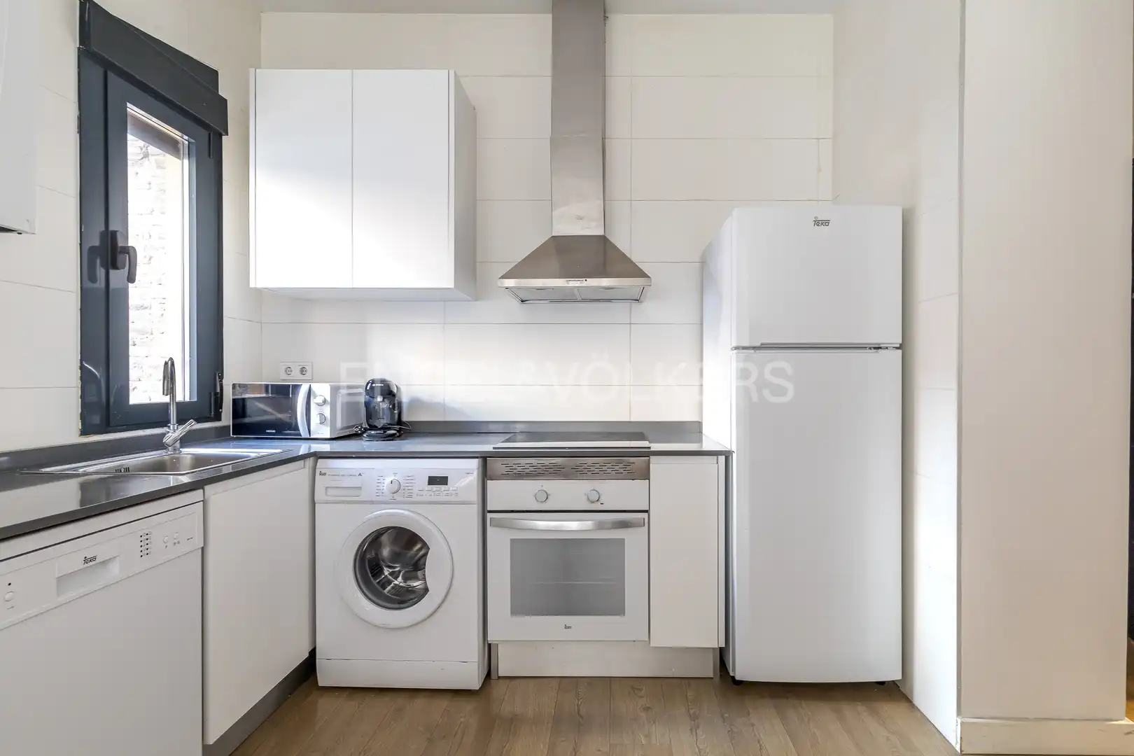 Cuina de Apartament de lloguer en Madrid amb Aire condicionat, Calefacció i Moblat