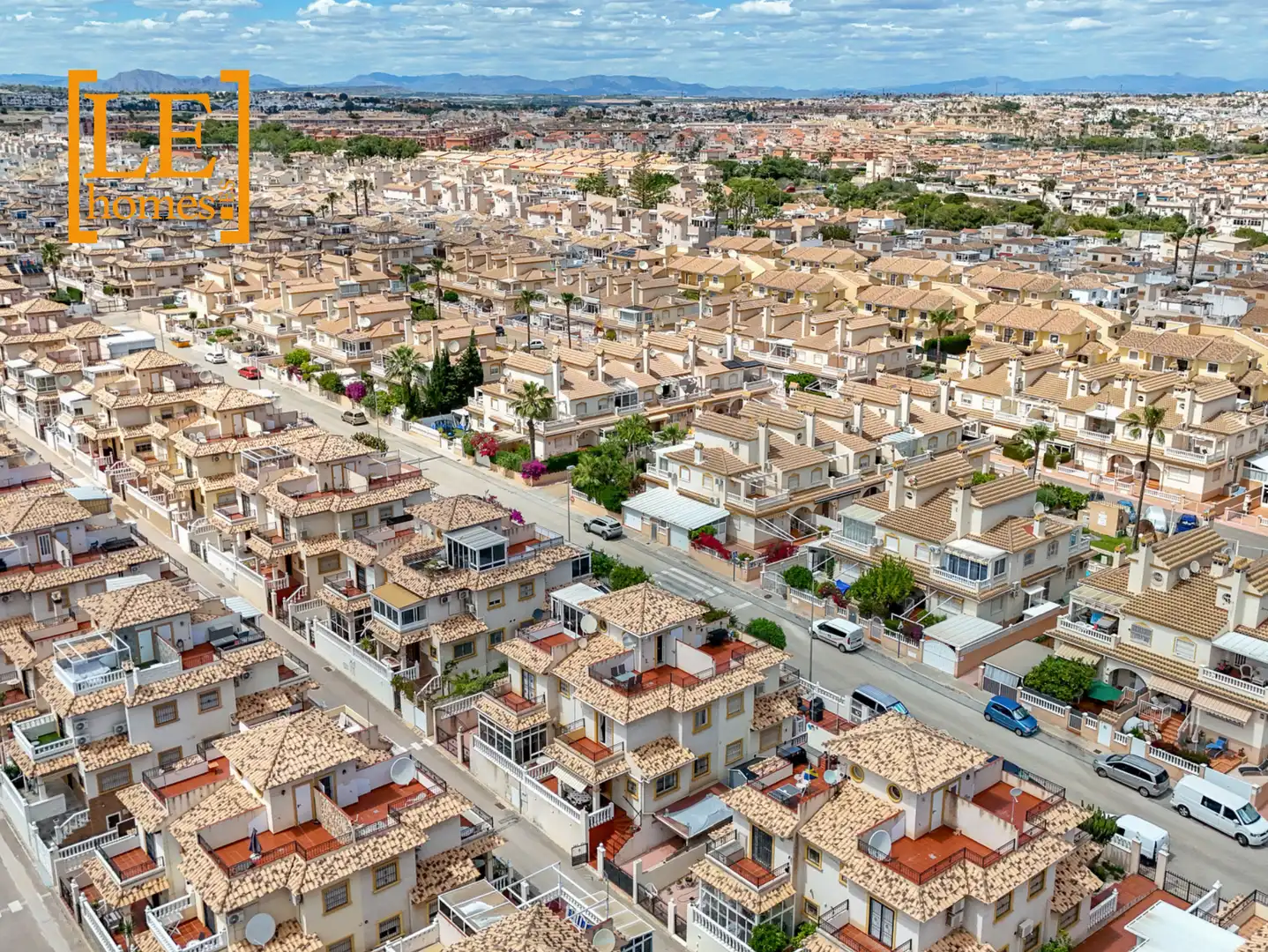 Vista exterior de Casa adosada en venda en Orihuela amb Aire condicionat, Jardí privat i Moblat