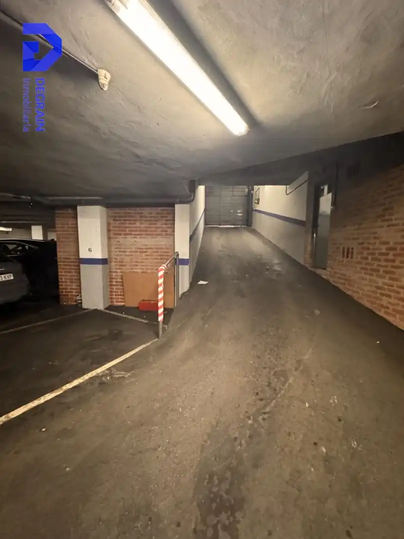 Aparcament de Pis en venda en Oviedo  amb Parquet, Traster i Balcó