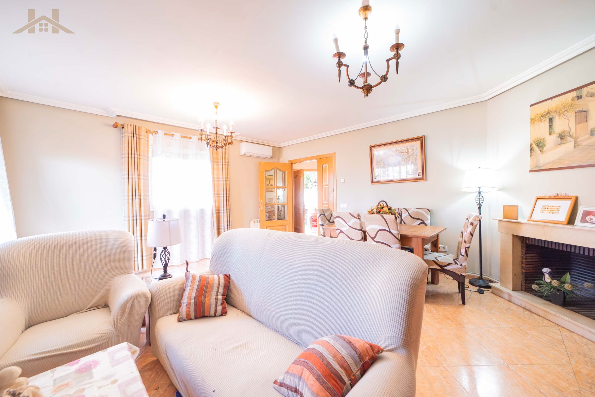 Wohnzimmer von Einfamilien-Reihenhaus zum verkauf in Batres mit Klimaanlage, Heizung und Privatgarten