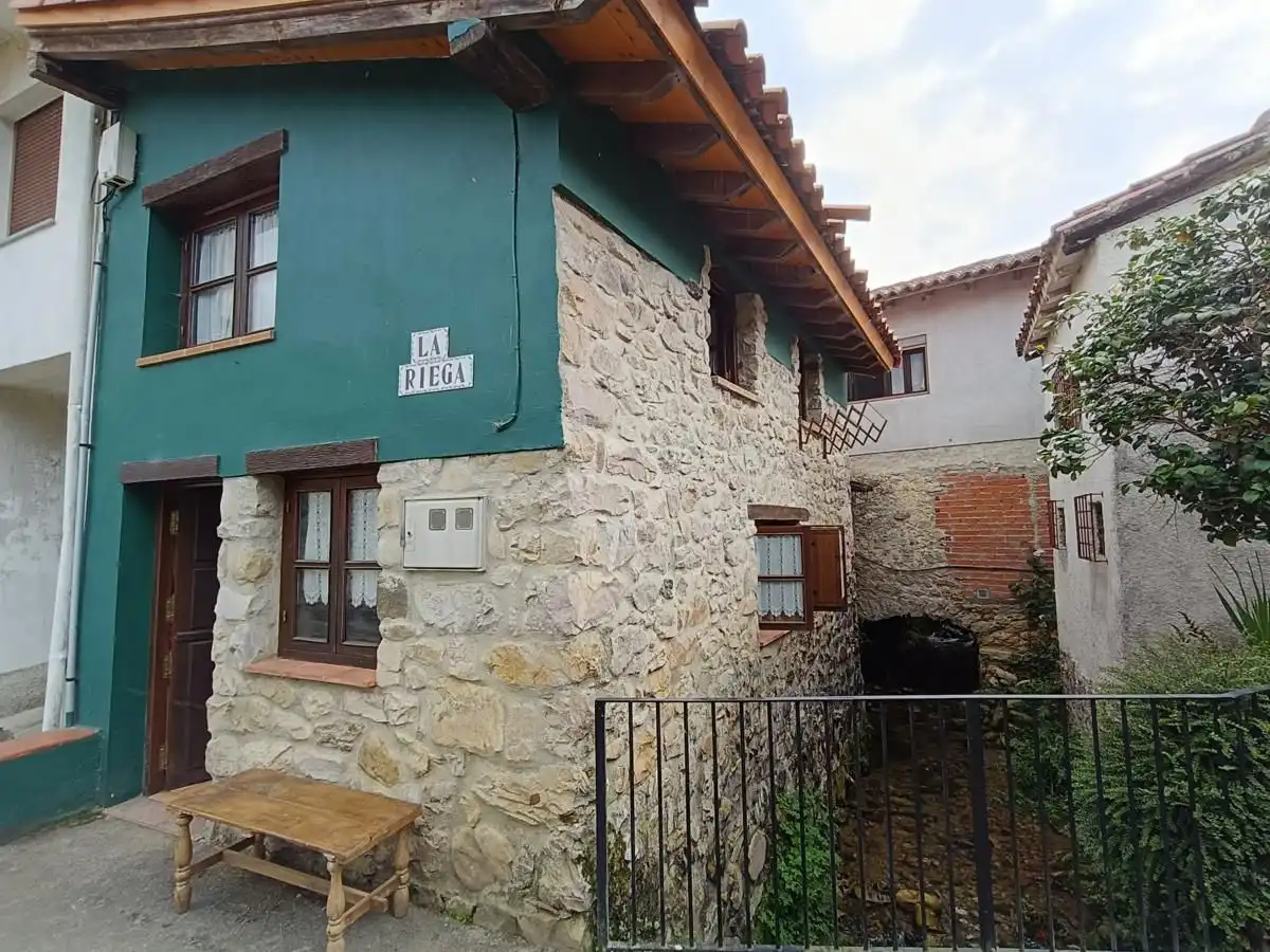 Außenansicht von Einfamilien-Reihenhaus zum Verkauf in Llanes mit Heizung und Möbliert