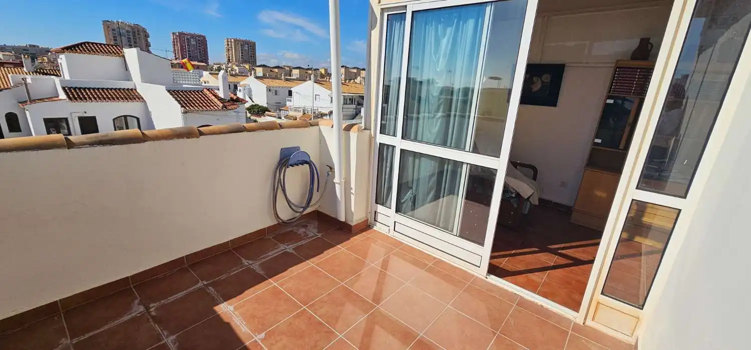 Terrasse von Einfamilien-Reihenhaus zum Verkauf in Torrevieja mit Terrasse, Möbliert und Alarm