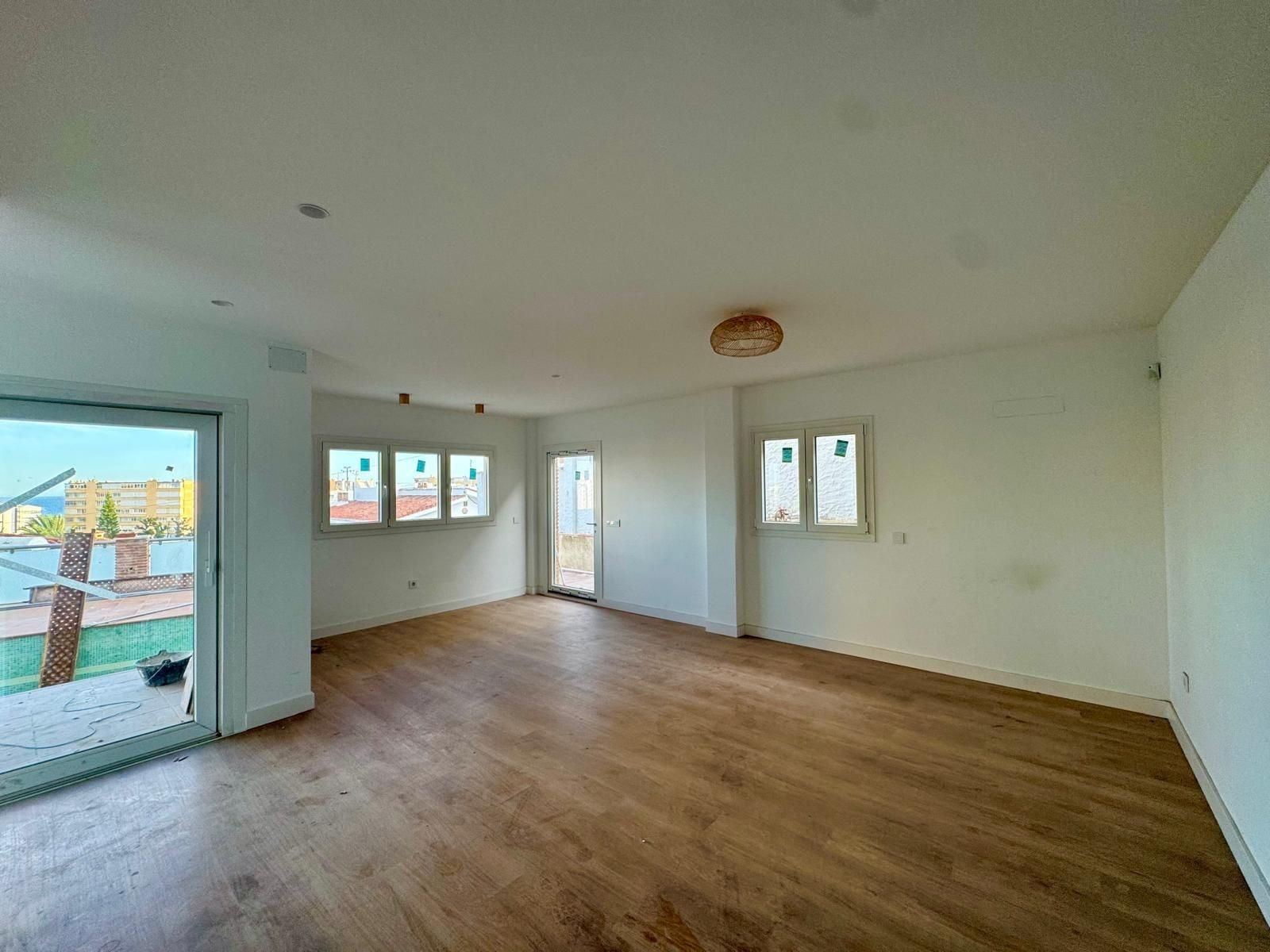 Sala d'estar de Dúplex en venda en Torremolinos amb Jardí privat, Terrassa i Traster