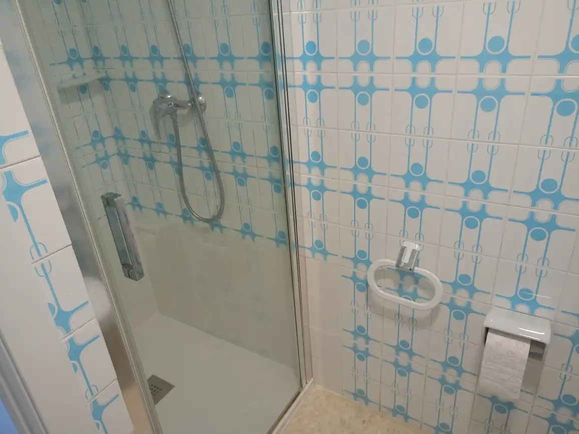 Bany de Apartament de lloguer en Gandia amb Aire condicionat, Terrassa i Moblat