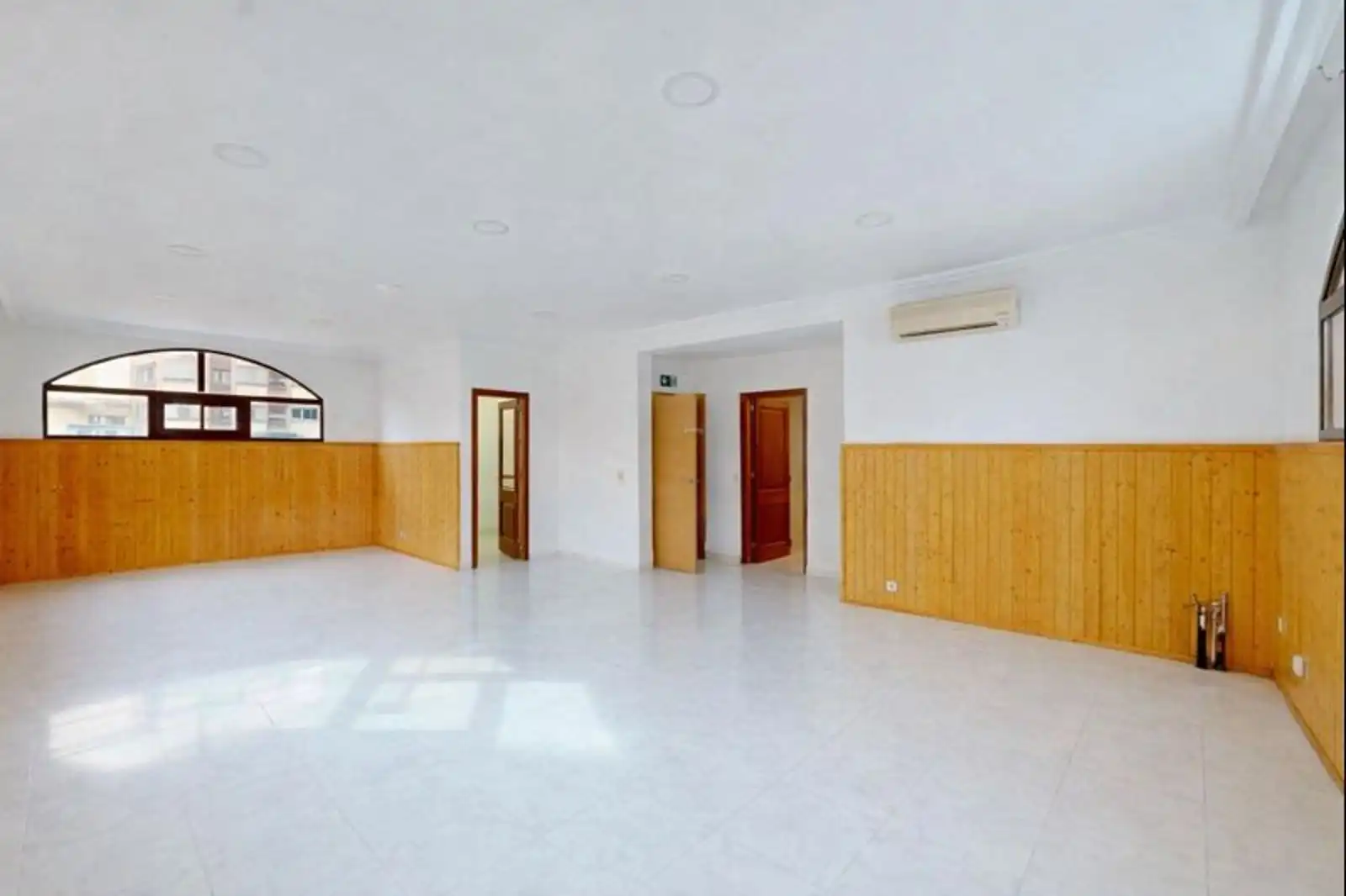 Commercial properties for sale in  Palma de Mallorca  with Air Conditioner, Terrace and Internet