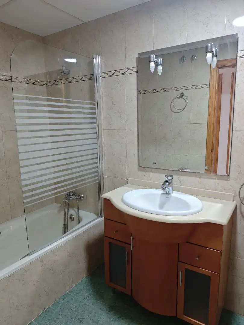 Badezimmer von Wohnungen zur Miete in El Toyo