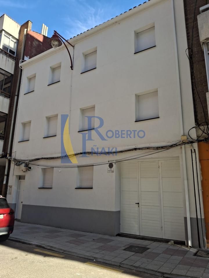 Vista exterior de Casa o xalet en venda en León Capital  amb Calefacció, Jardí privat i Parquet