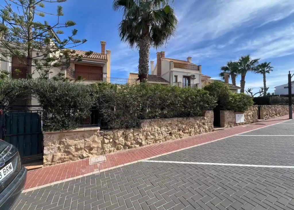 Vista exterior de Casa o xalet en venda en Alicante / Alacant amb Aire condicionat, Calefacció i Jardí privat