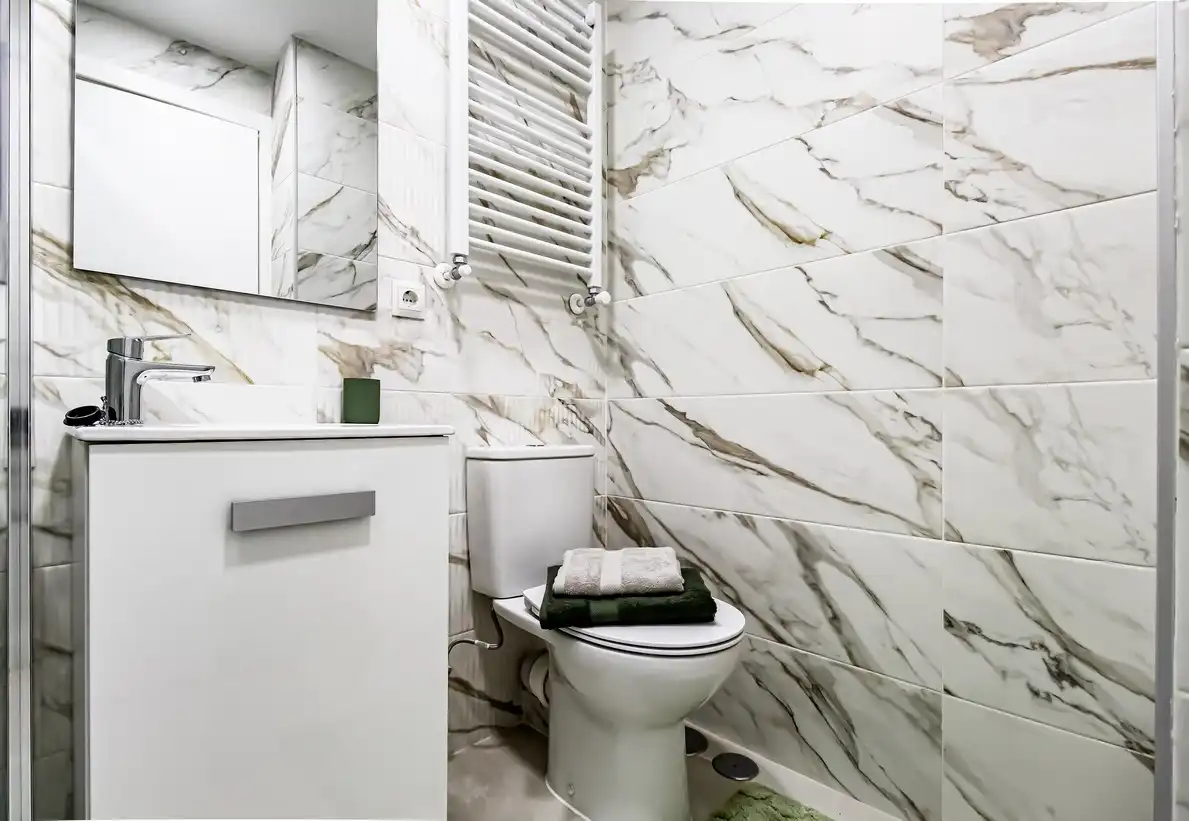 Bathroom of Flat for sale in Madrid  with Air Conditioner, Heating and Terrace