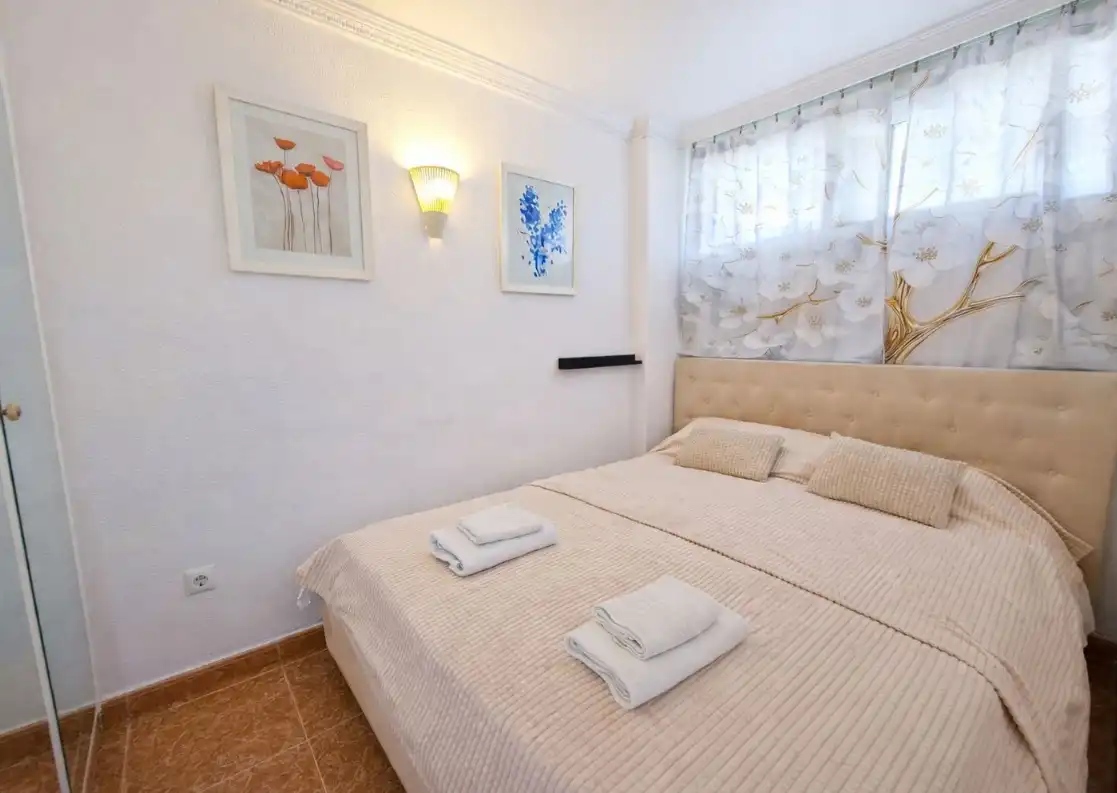 Dormitori de Apartament en venda en Benidorm amb Aire condicionat, Terrassa i Piscina
