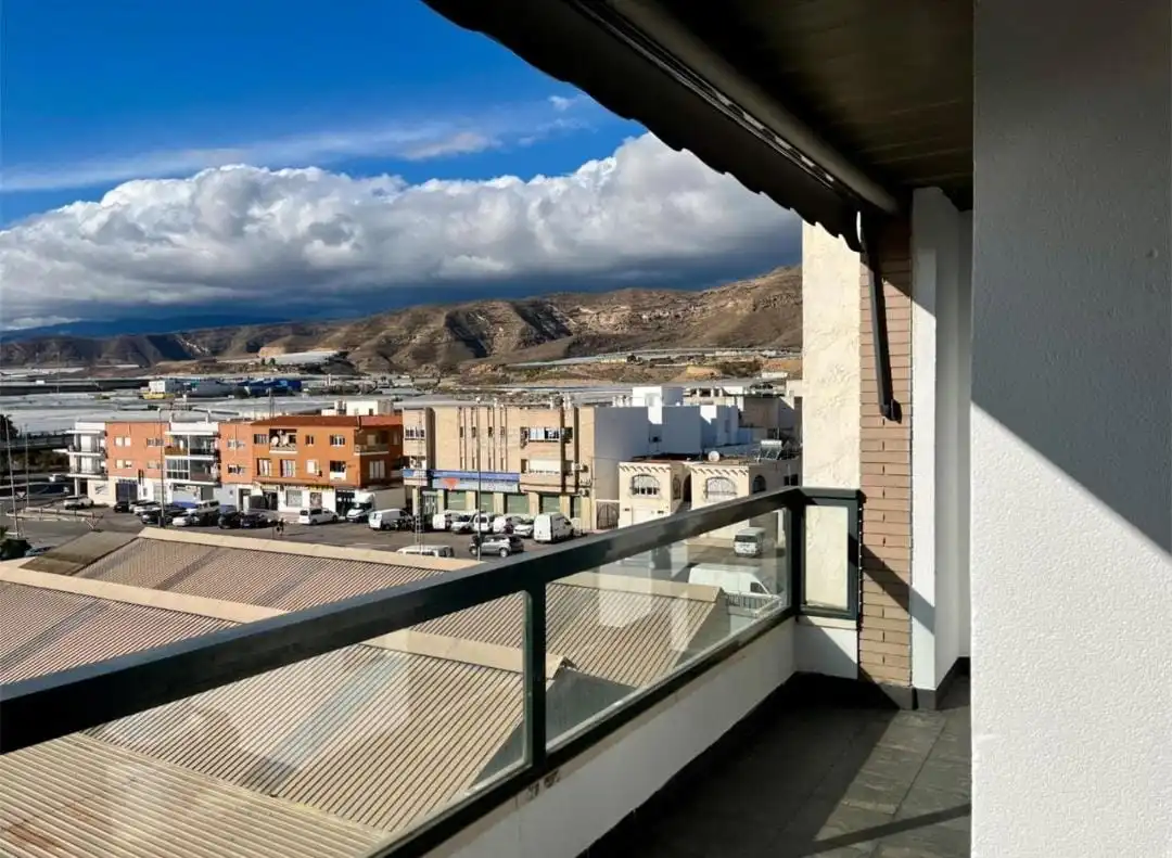 Außenansicht von Wohnung zum Verkauf in Roquetas de Mar mit Klimaanlage, Heizung und Terrasse