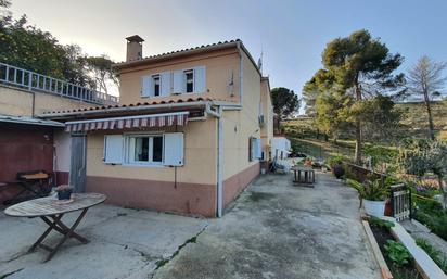 Vista exterior de Casa o xalet en venda en Castellví de Rosanes amb Aire condicionat, Terrassa i Balcó