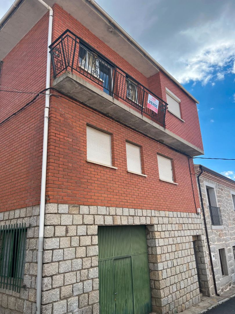 Vista exterior de Casa adosada en venda en Burgohondo amb Terrassa