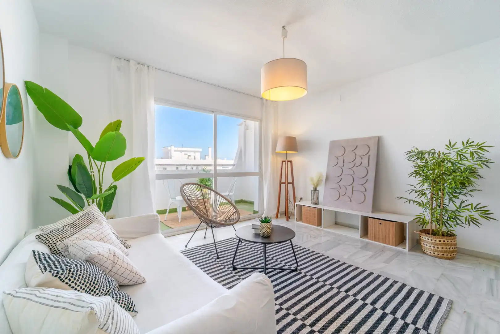 Sala de estar de Piso en venta en Fuengirola con Terraza, Trastero y Piscina comunitaria