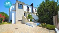 Vista exterior de Casa o xalet en venda en Estepona amb Aire condicionat, Terrassa i Piscina