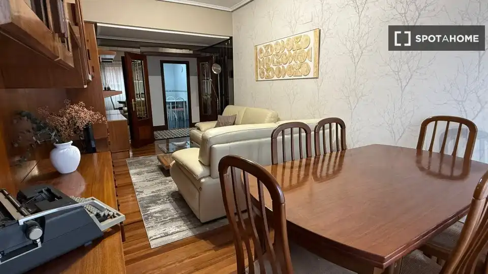 Menjador de Apartament per a compartir en Bilbao  amb Aire condicionat, Terrassa i Moblat