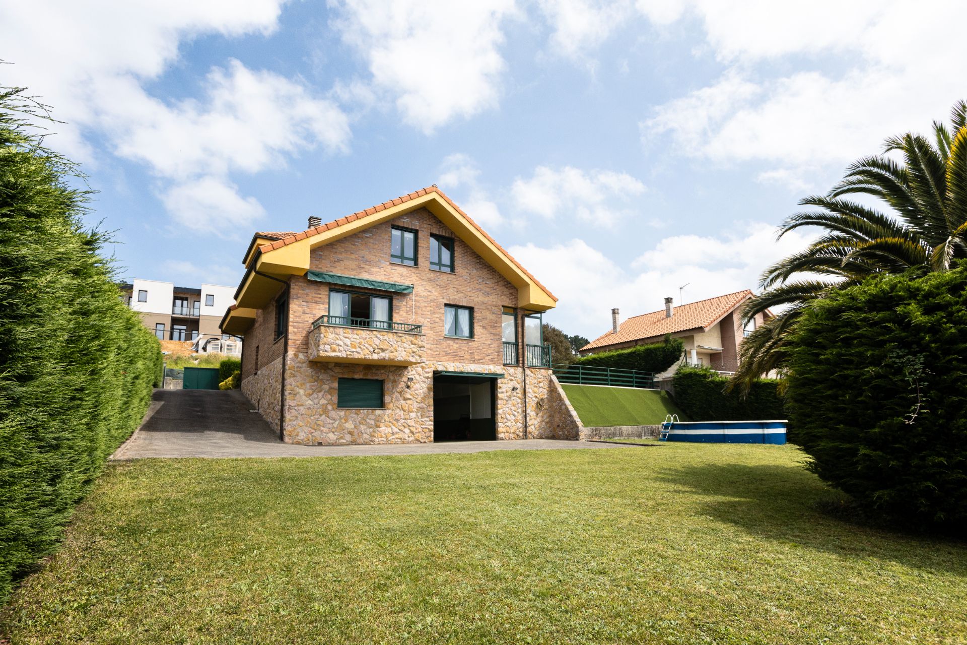 Vista exterior de Casa o xalet en venda en Llanera amb Calefacció, Jardí privat i Terrassa