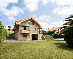 Vista exterior de Casa o xalet en venda en Llanera amb Calefacció, Jardí privat i Terrassa