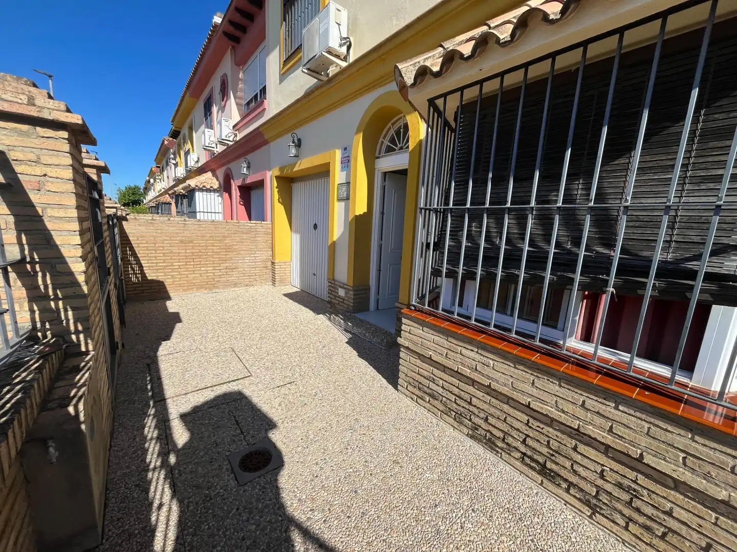 Vista exterior de Casa adosada en venda en Huévar del Aljarafe amb Terrassa i Balcó