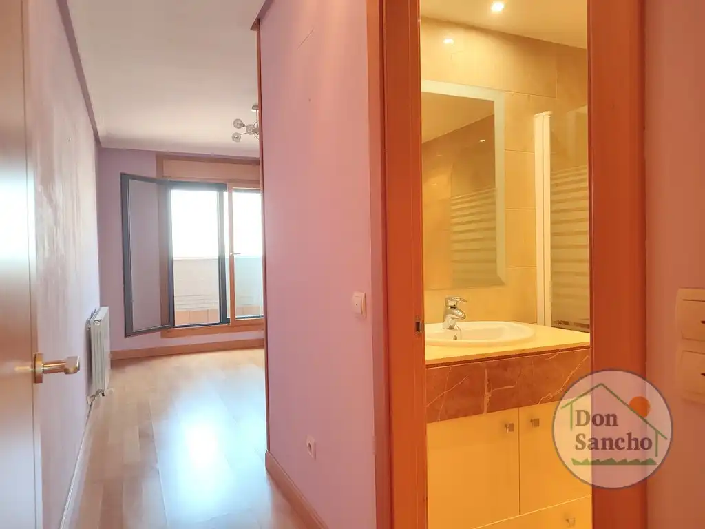 Bathroom of Attic for sale in Valladolid  with Air Conditioner, Heating and Terrace