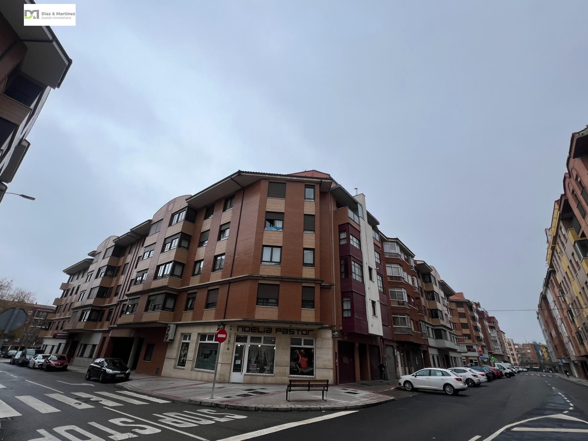 Vista exterior de Apartament en venda en León Capital  amb Calefacció i Parquet
