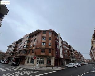 Vista exterior de Apartament en venda en León Capital  amb Calefacció i Parquet