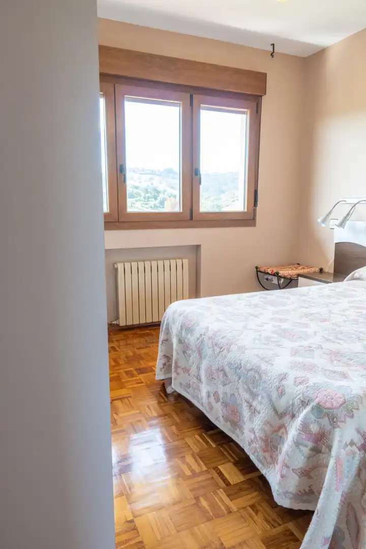 Dormitori de Casa o xalet en venda en Gijón  amb Calefacció, Jardí privat i Terrassa