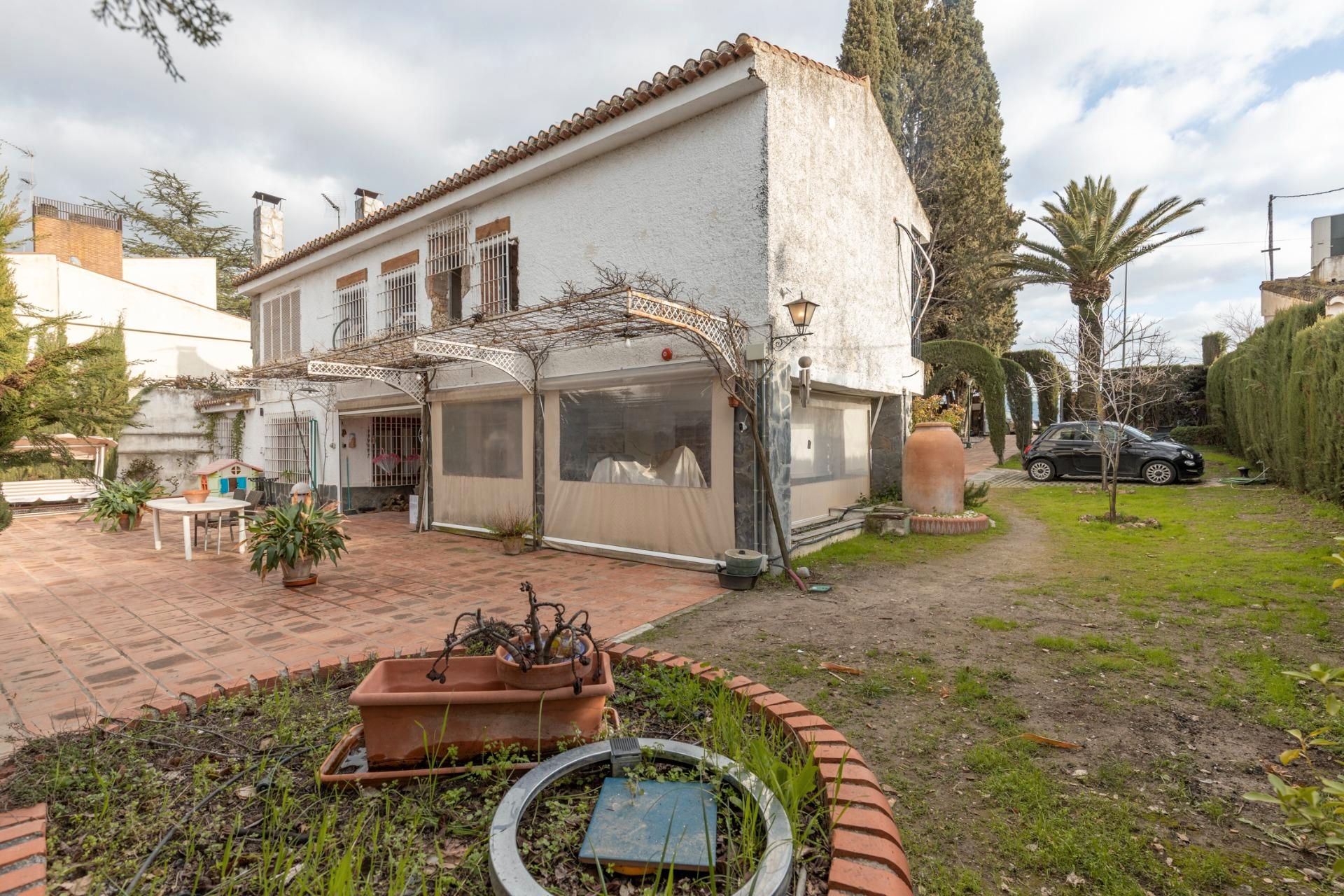 Vista exterior de Casa o xalet en venda en Las Gabias amb Jardí privat