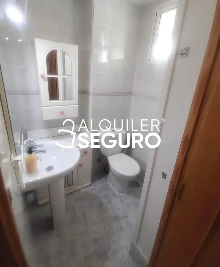 Baño de Piso de alquiler en Benidorm con Aire acondicionado, Terraza y Amueblado