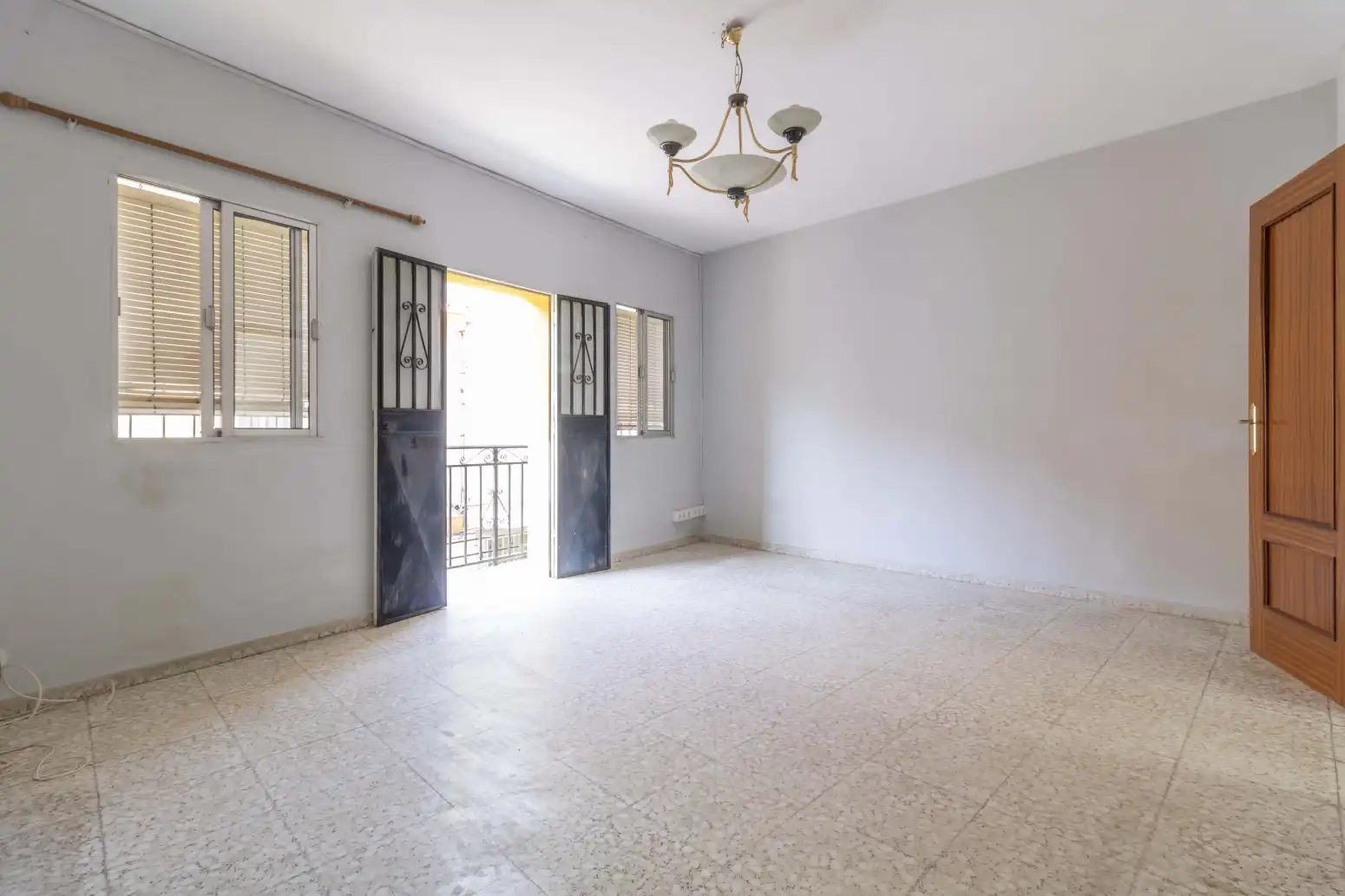Einfamilien-Reihenhaus zum Verkauf in Sevilla mit Terrasse, Abstellraum und Balkon