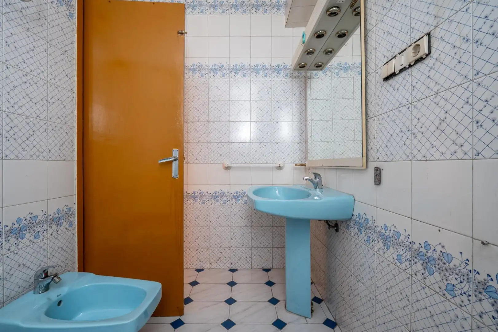 Bathroom of Flat for sale in Granada  with Balcony