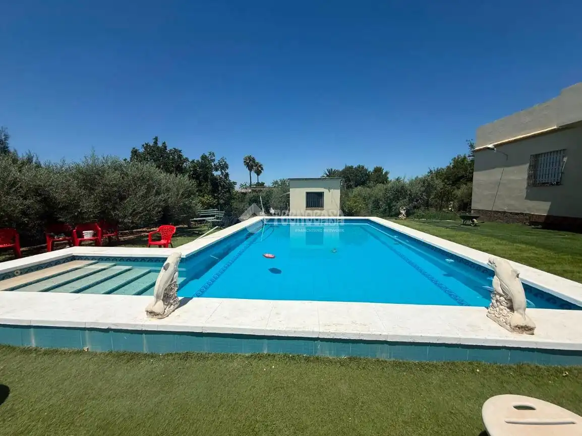 Schwimmbecken von Country house zum Verkauf in Arahal mit Klimaanlage, Heizung und Balkon
