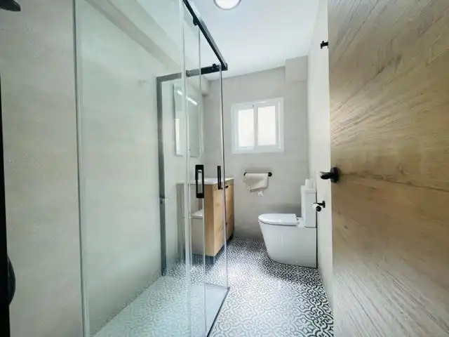 Baño de Piso de alquiler en Elche / Elx con Terraza, Amueblado y Balcón