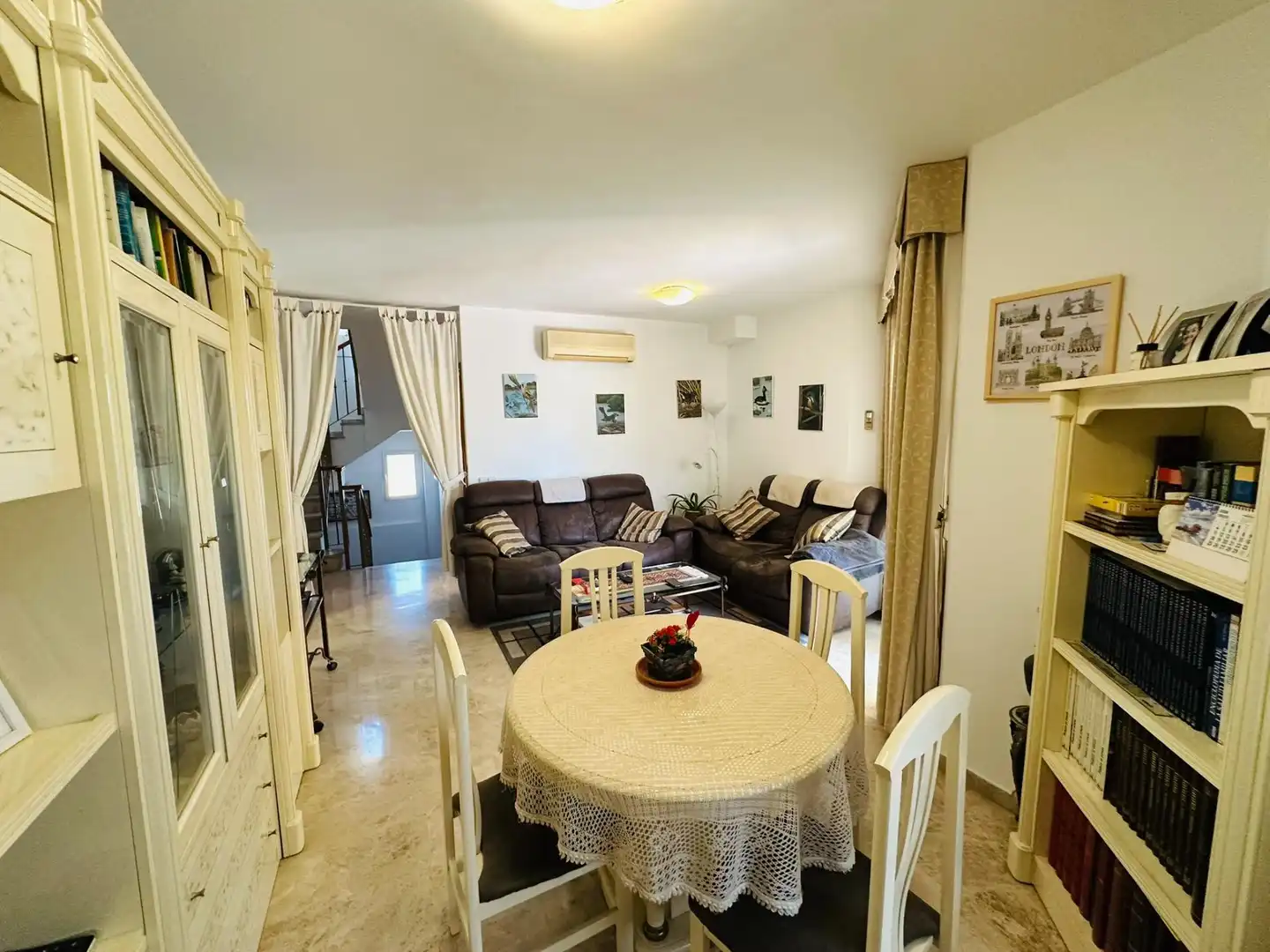 Sala d'estar de Casa adosada en venda en Mijas amb Aire condicionat, Calefacció i Jardí privat