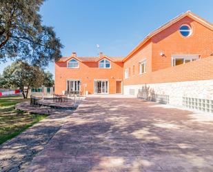 Vista exterior de Casa o xalet en venda en Valdemorillo amb Calefacció, Jardí privat i Terrassa