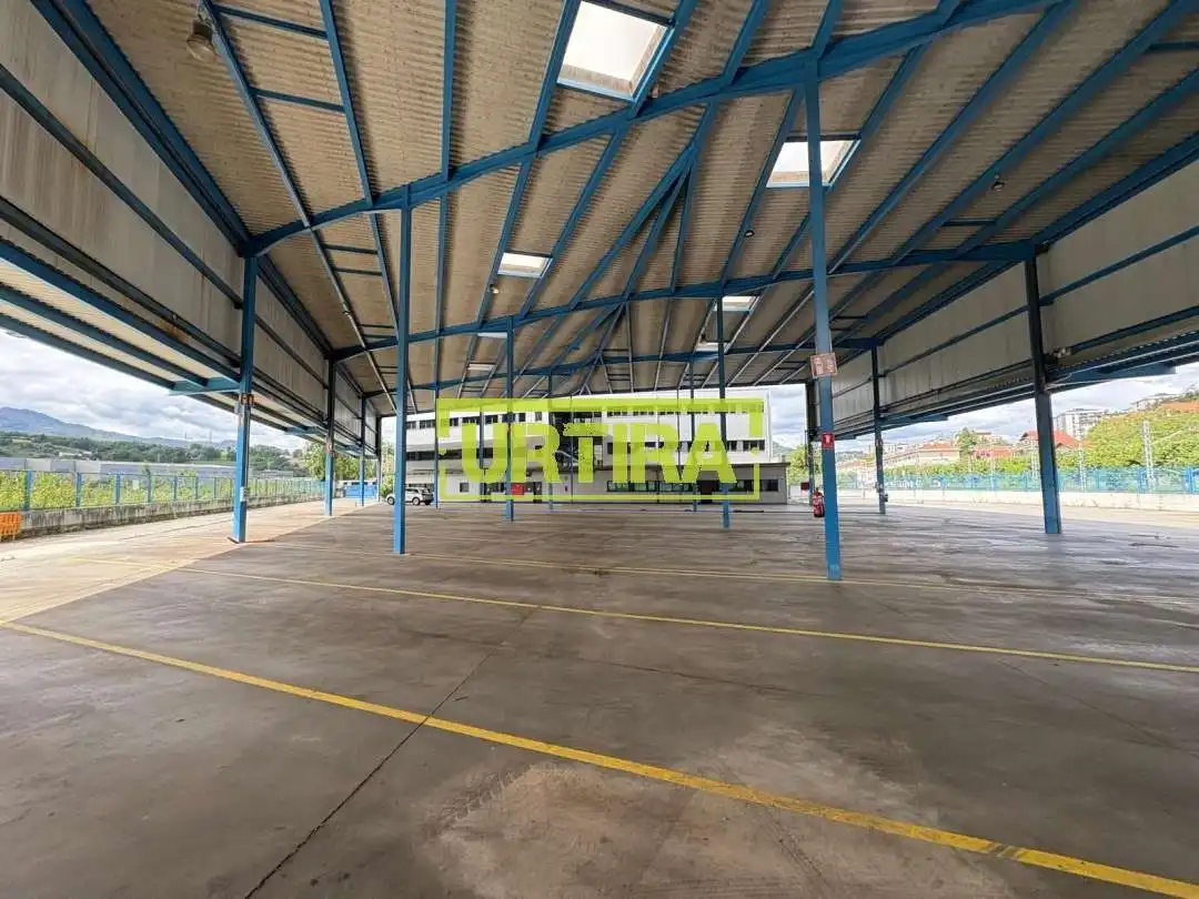 Außenansicht von Fabrikhallen zum Verkauf in Hernani