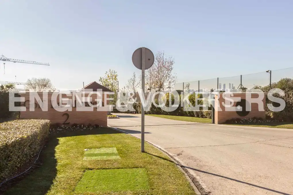 Casa adosada de lloguer en La Moraleja amb Aire condicionat, Calefacció i Jardí privat